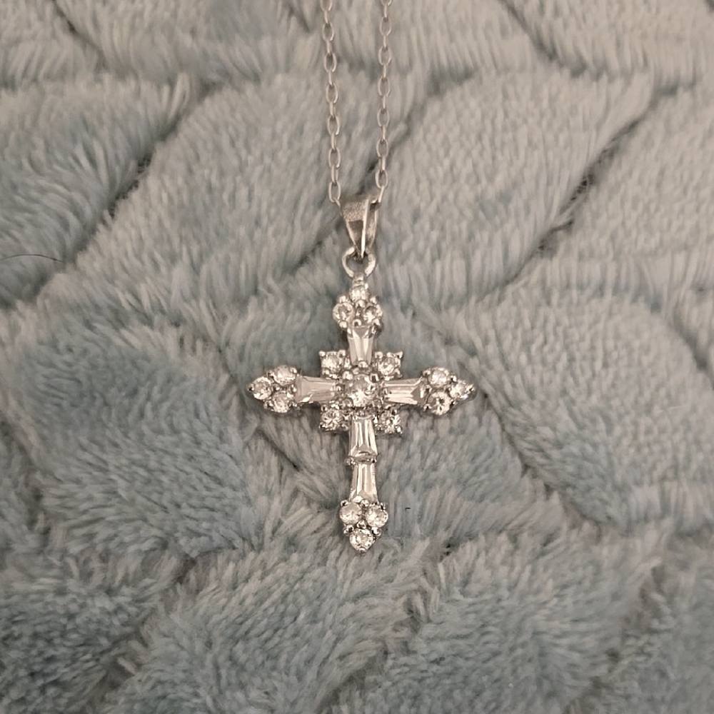 Elegant 9.25 Silver Cross Pendant Necklace